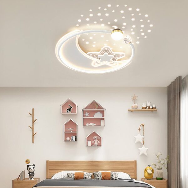 Chandelier for children's bedroom starry sky, a circle made up of a moon and a star and many stars projected onto the ceiling thanks to the shadows. In a child's bedroom