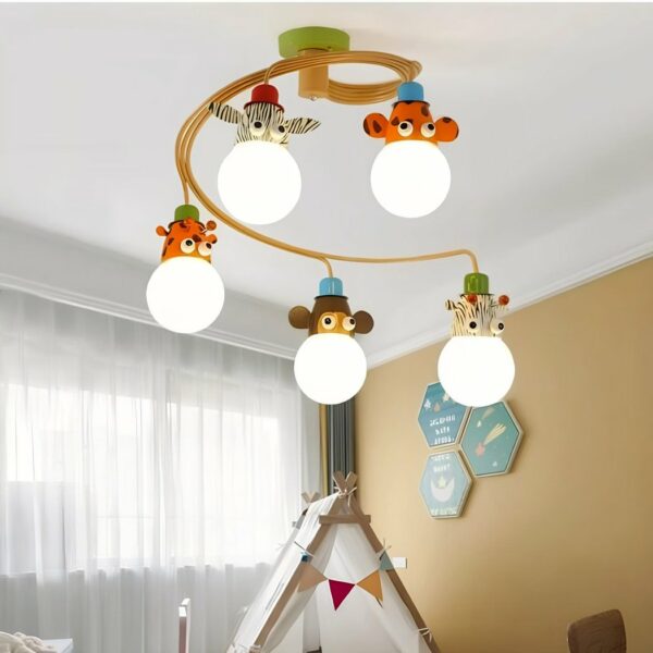 Children's bedroom chandelier, in the shape of a brown spiral on which 5 animal heads hang with the light bulb lit below: giraffe, zebra, dream, tiger, cow. To the left, a window with a white veil; to the right, a beige wall. In between, the roof of a child's cloth house.