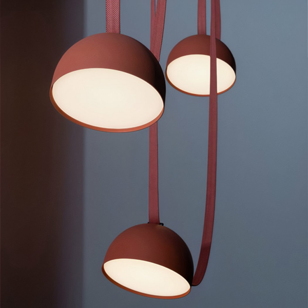 Suspension terracotta créative à trois têtes de style moderne sur fond gris