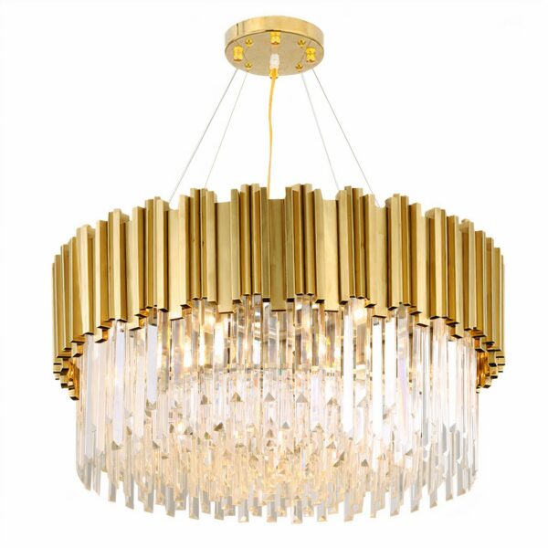 Lustre à pampille doré de luxe en cristal sur fond blanc