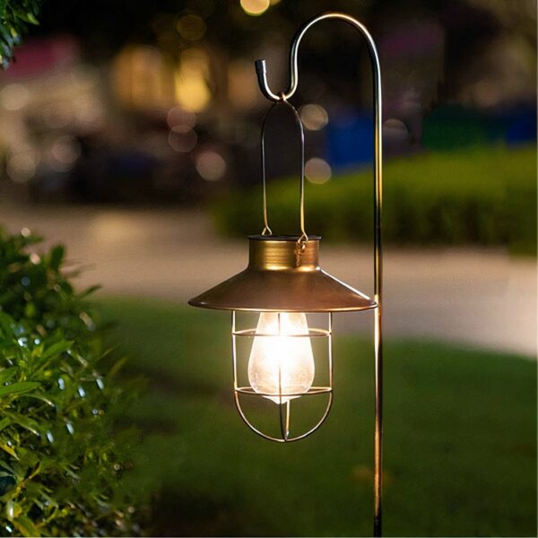 Suspension extérieur LED solaire et rétro sur fond vert la nuit