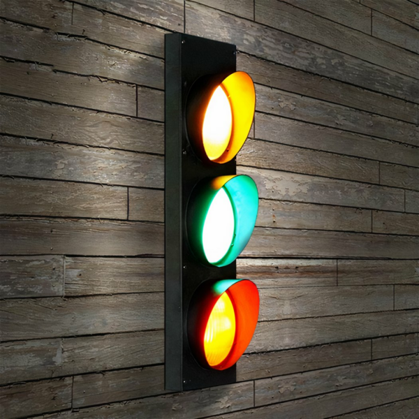 Applique murale vintage LED de style feux tricolores sur fond marron en bois