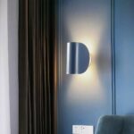 Applique murale bleu au design minimaliste et rotative