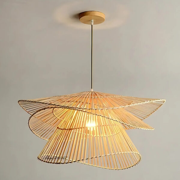 Lustre moderne en rotin avec plusieurs couches imitation fleur. L'ampoule au centre est allumée.