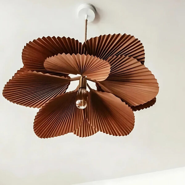 Suspension fleur de style japonais en papier structuré marron et fixée sur un plafond blanc.