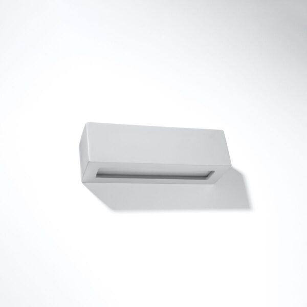 Applique murale moderne en céramique grise en forme de rectangle sur fond blanc