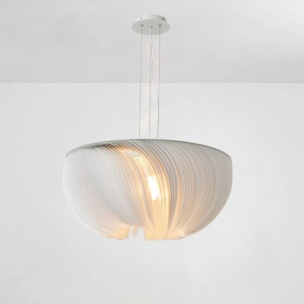 lustre blanc en forme de coque plissée, suspendu au plafond avec trois fils, diffusant une lumière douce et chaleureuse, sur fond neutre.
