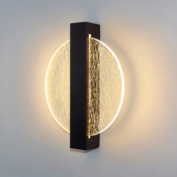 Lustre en résine imitation bois flotté avec fleurs allumé et fixé face à un mur beige avec un cadre au motif asiatique.