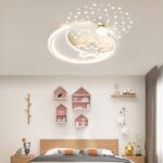 Lustre pour chambre enfant ciel étoilé, cercle constitué d'une lune et d'une étoile et de nombreuses étoiles projeté au plafond grâce aux ombres. Dans une chambre d'enfant