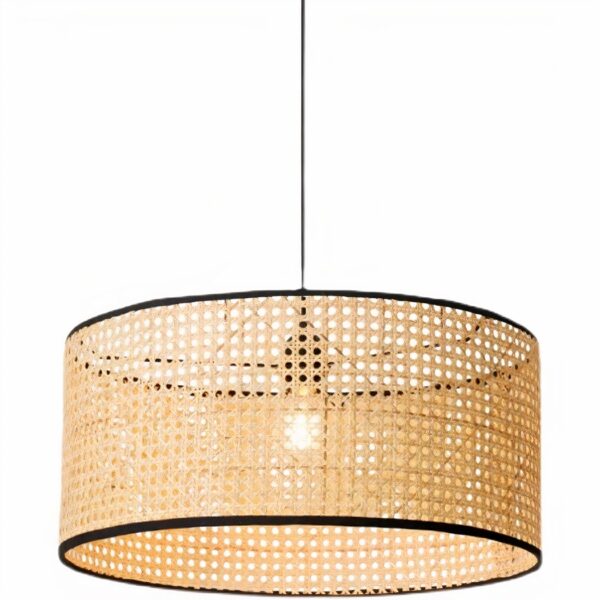 Lustre suspendu, de forme cylindrique, en cannage avec finition noire. Sur un fond blanc.