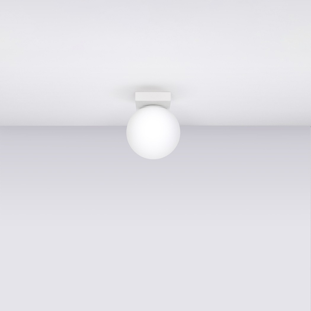 IMG_17_09_25_lustre_plafonnier_boule_verre_style_minimaliste_1.jpg Small ceiling light with a white glass globe and minimal mount
