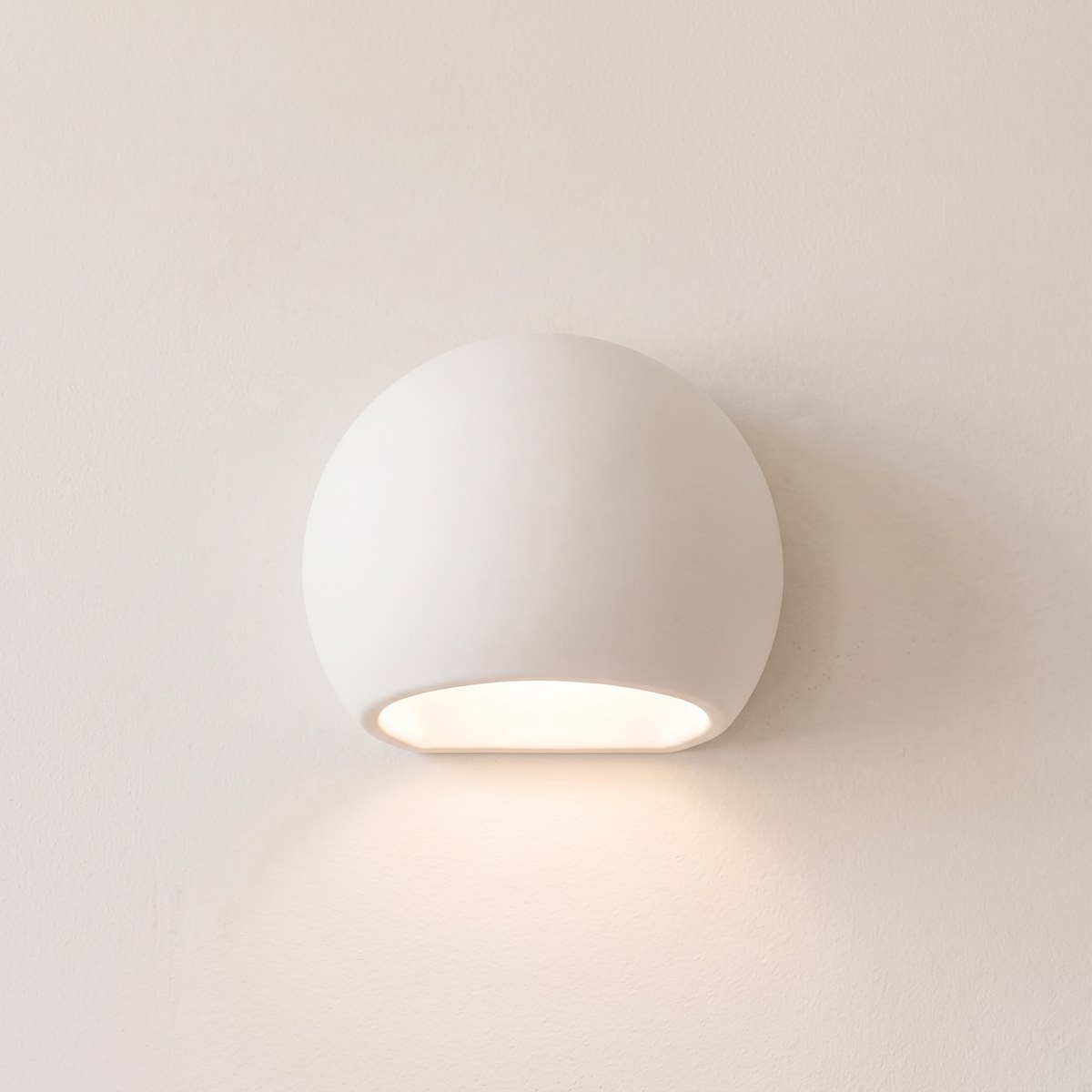 Globe-shaped white ceramic wall light Globe-shaped white ceramic wall light