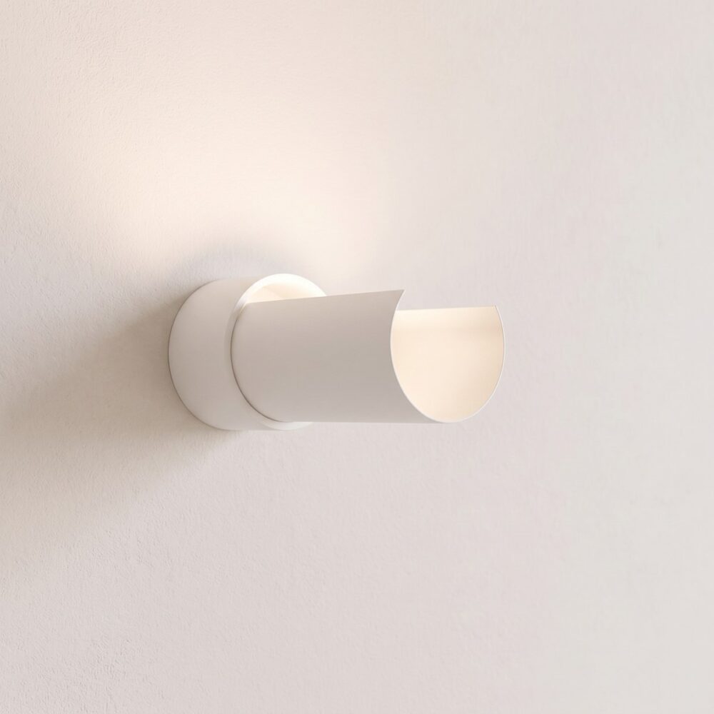 Horizontal white metal wall light, modern style