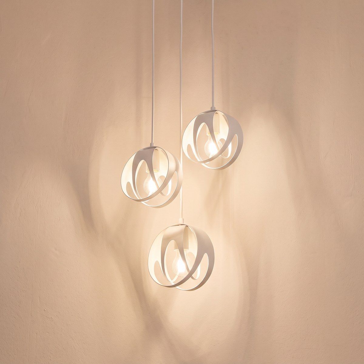 3-ball openwork metal cluster pendant light, 2 colours 3-ball openwork metal cluster pendant light, 2 colours